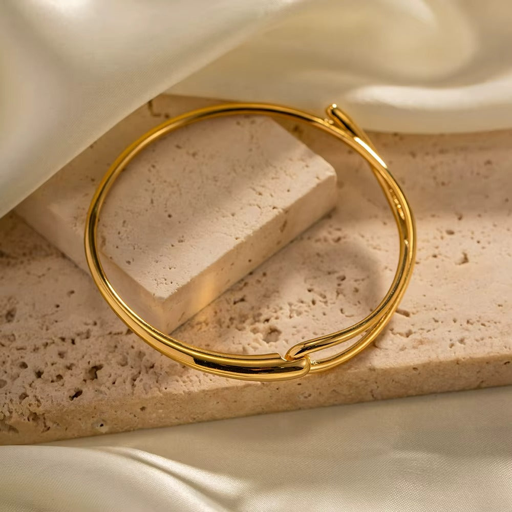 Brazaletes minimalistas de acero inoxidable en oro de 18 K