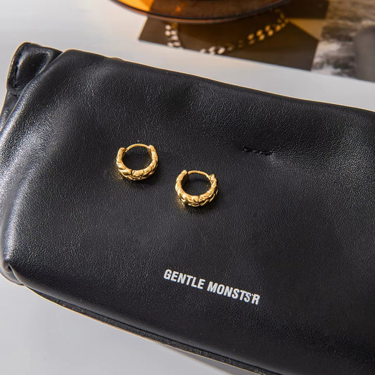 Pendiente minimalista  acero inoxidableen oro de 18K JDE0306059