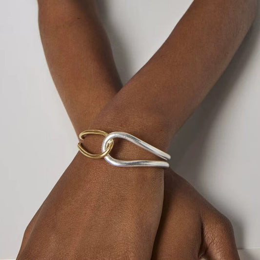 Brazalete acero inoxidable en oro de 18 quilates con nudo geométrico