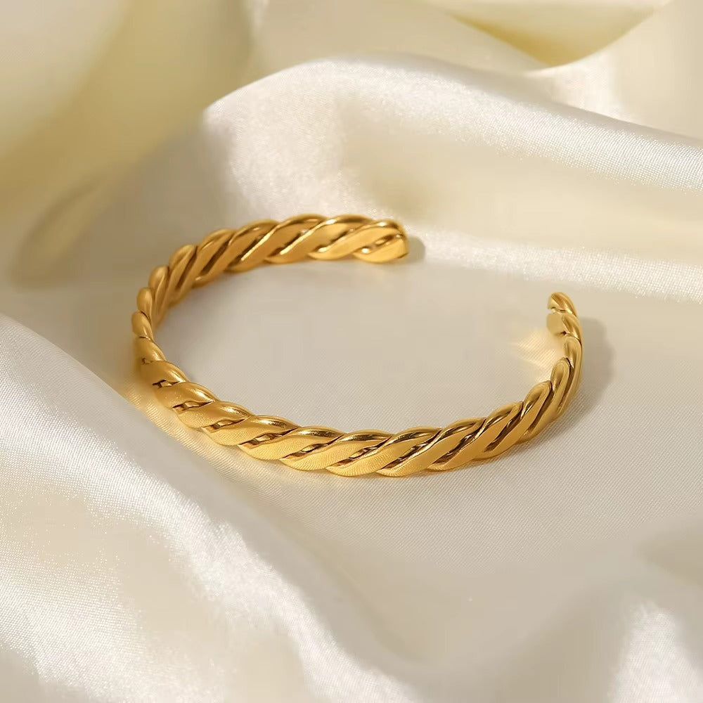 Brazaletes de acero inoxidable en oro de 18K