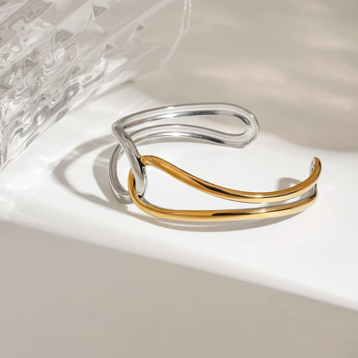 Brazalete acero inoxidable en oro de 18 quilates con nudo geométrico