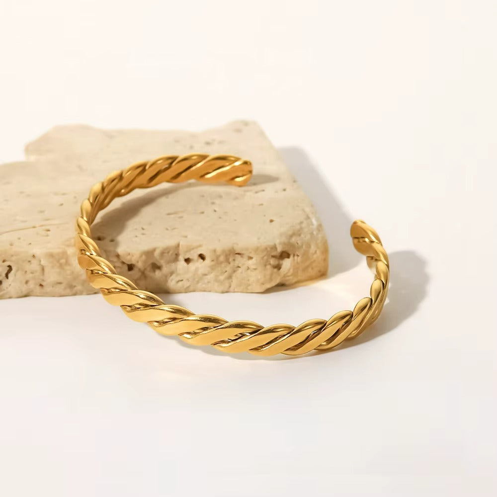 Brazaletes de acero inoxidable en oro de 18K